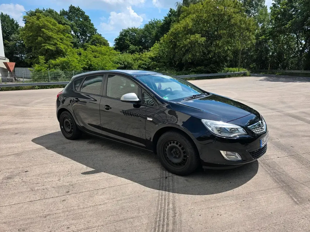 Gebraucht Opel Astra 101 PS (74 kW) 2011 Schwarz Limousine