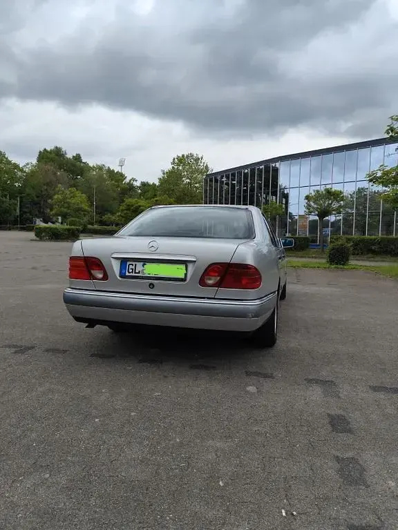 Używany Mercedes E200 Elegance 136 KM (100 kW) 1999 Srebrny Sedan/Limuzyna