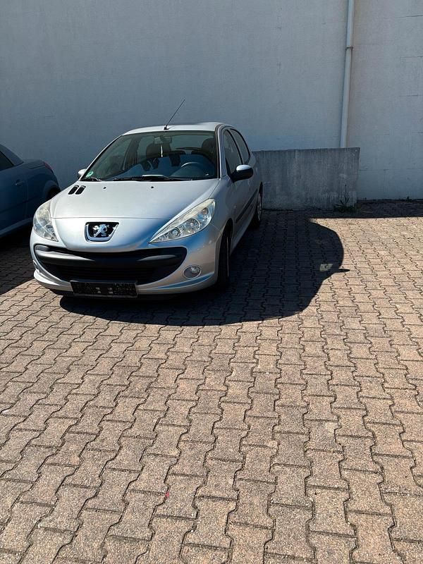 Grau Gebraucht 2011 Peugeot 206+ Kleinwagen | 3.390 € - Bild 1/4