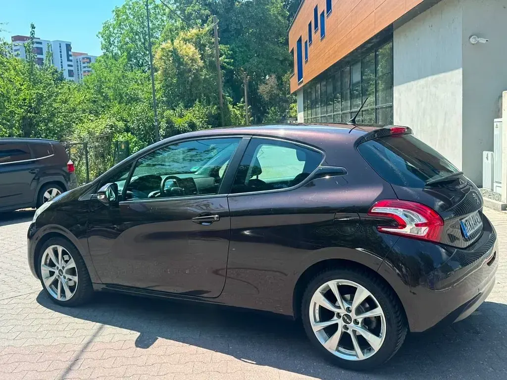 Gebraucht Peugeot 208 Active 95 PS (69 kW) 2012 Schwarz Kleinwagen
