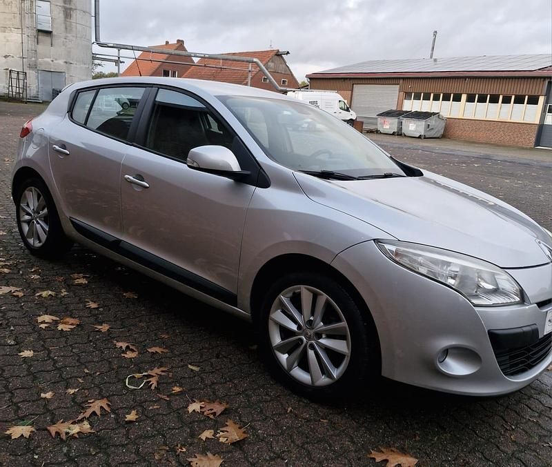 Grau Gebraucht 2010 Renault Mégane III Limousine | 4.300 € (Fairer Preis) - Bild 1/4