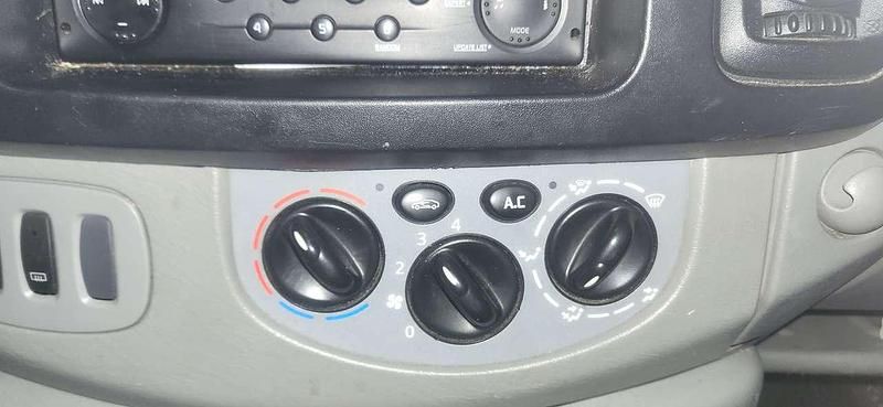 Gebraucht Renault Trafic Komfort 114 PS (83 kW) 2008 Silber Van / Kleinbus