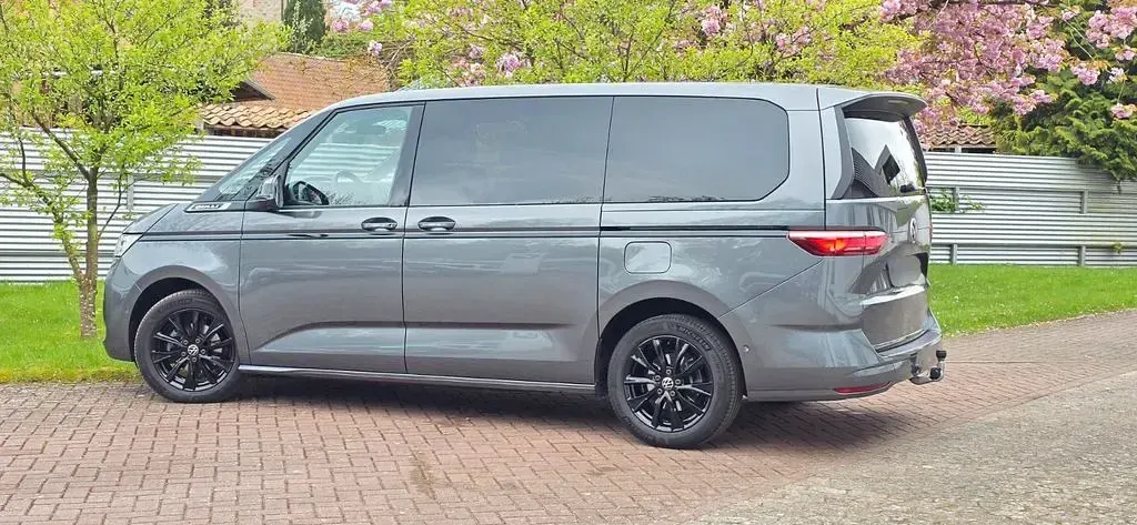 Gebraucht VW Multivan Style 150 PS (110 kW) 2024 Grau Van / Kleinbus