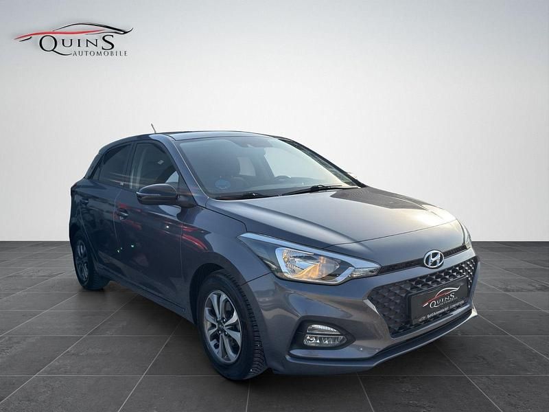 Grau Gebraucht 2020 Hyundai i20 Advantage Kleinwagen | 9.990 € (Fairer Preis) - Bild 1/4