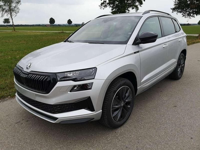 Reflexsilber metallic Neu 2025 Skoda Karoq SportLine SUV | 42.090 € (Fairer Preis) - Bild 1/4