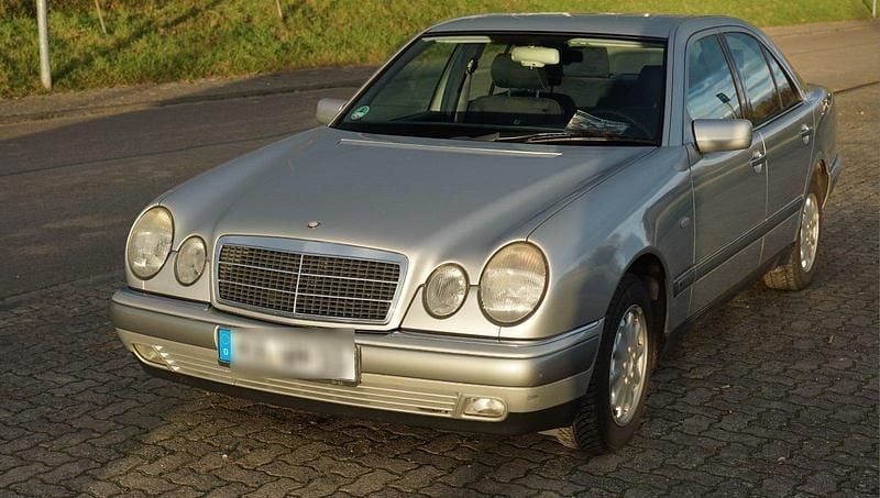 Silber Gebraucht 1996 Mercedes E200 Limousine | 2.950 € (Fairer Preis) - Bild 1/4