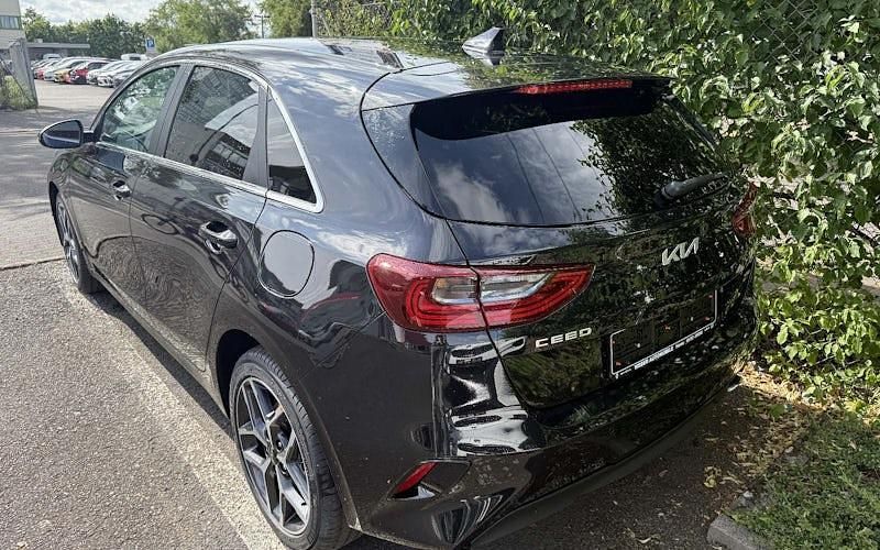 Neu Kia Ceed 100 PS (73 kW) 2025 Schwarz Kleinwagen