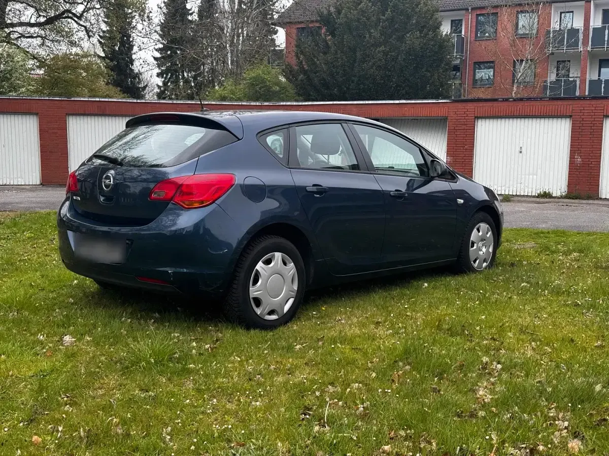 Second-hand Opel Astra 116 CP (85 kW) 2010 Albastru Hatchback