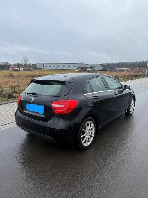 Gebraucht Mercedes A180 122 PS (89 kW) 2015 Schwarz Limousine