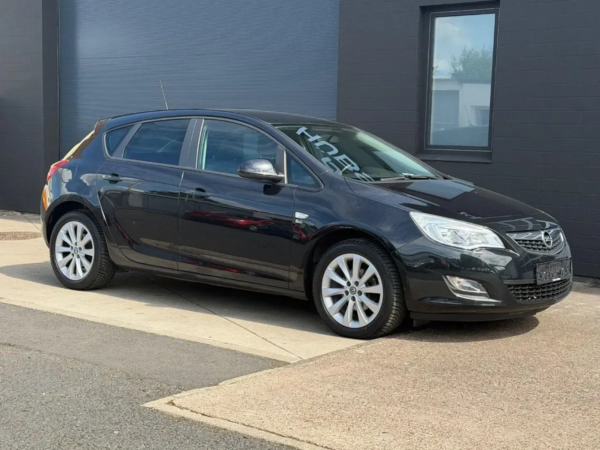 Gebraucht Opel Astra 140 PS (102 kW) 2012 Schwarz Limousine