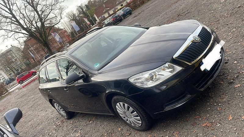 Schwarz Gebraucht 2010 Skoda Octavia Kombi | 2.200 € (Superpreis) - Bild 1/4