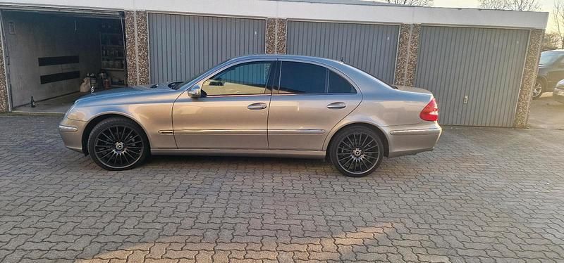 Gebraucht Mercedes E240 177 PS (130 kW) 2005 Silber Limousine