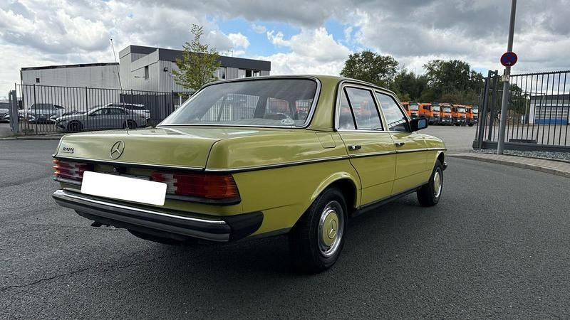Gelb Gebraucht 1981 Mercedes 200 Limousine | 4.000 € - Bild 1/4