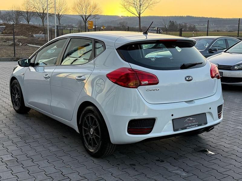 Gebraucht Kia Ceed 101 PS (74 kW) 2015 Weiß Kleinwagen