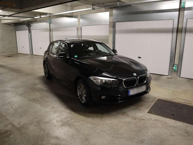 Schwarz Gebraucht 2017 BMW 120 Sport Line Kleinwagen | 15.900 € (Superpreis) - Bild 1/4