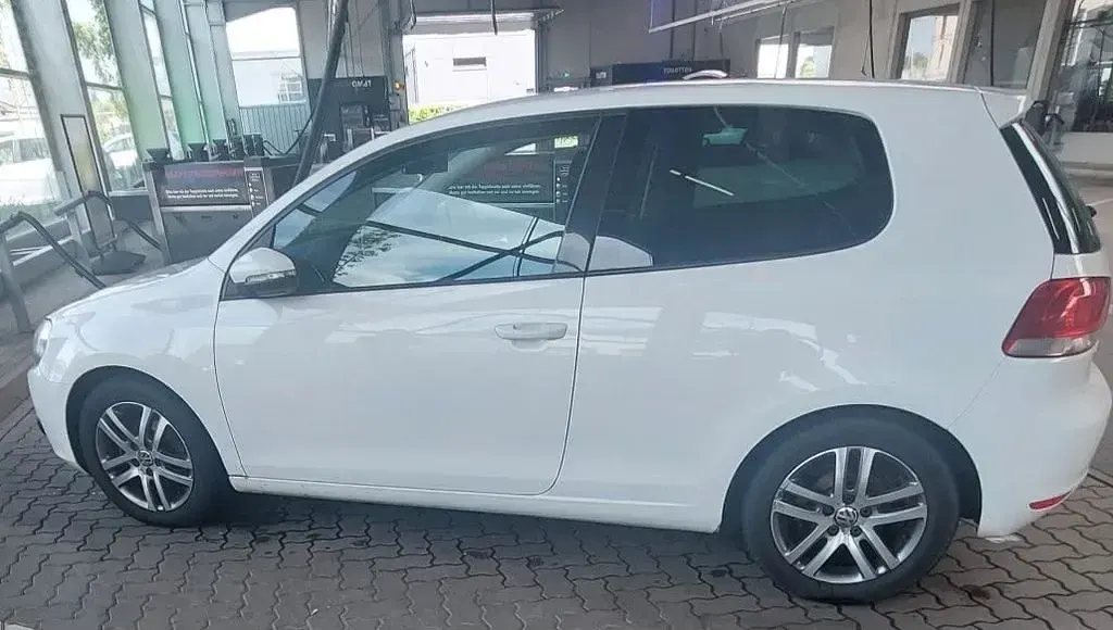 Gebraucht VW Golf VI Team 102 PS (75 kW) 2009 Weiß Limousine