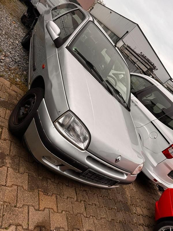 Gebraucht Renault Clio 75 PS (55 kW) 1997 Silber Kleinwagen