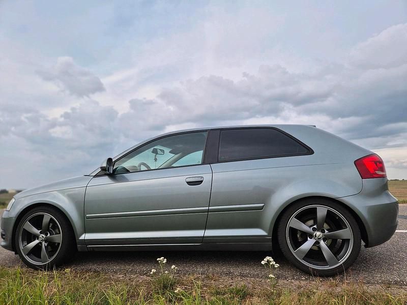 Grau Gebraucht 2009 Audi A3 Attraction Limousine | 5.850 € (Etwas zu teuer) - Bild 1/1