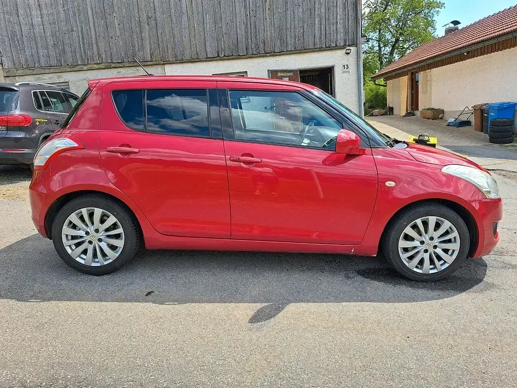 Gebraucht Suzuki Swift 94 PS (69 kW) 2012 Rot Kleinwagen