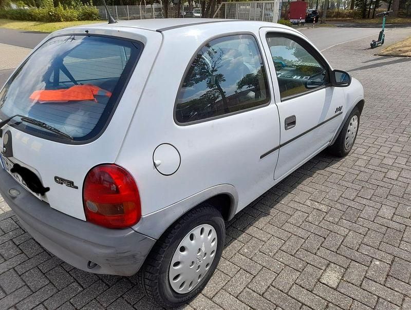 Weiß Gebraucht 1995 Opel Corsa Swing Limousine | 5.555 € - Bild 1/4