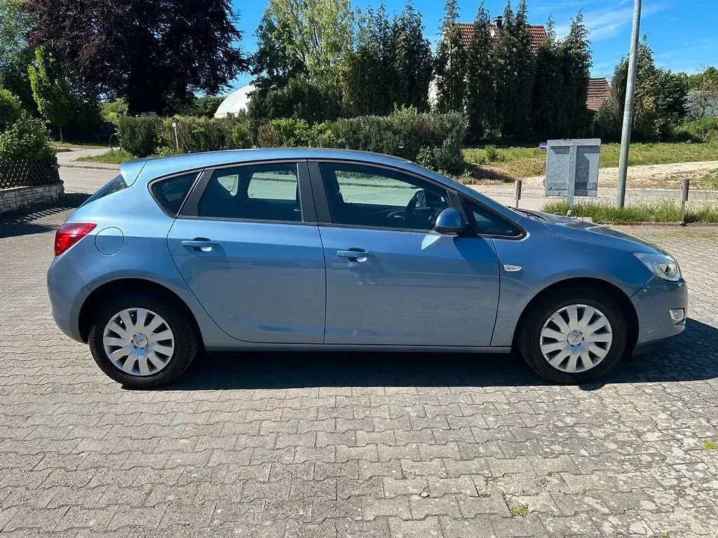 Używany Opel Astra Edition 110 KM (80 kW) 2011 Niebieski Sedan/Limuzyna