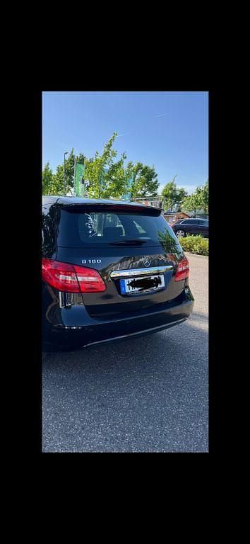 Schwarz Gebraucht 2013 Mercedes B180 Van / Kleinbus | 6.600 € (Fairer Preis) - Bild 1/4
