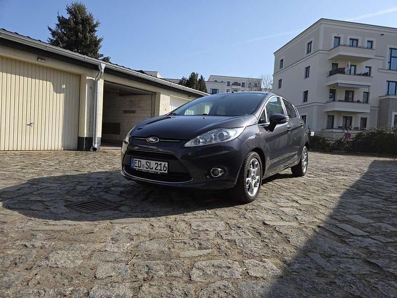 Gebraucht Ford Fiesta Titanium 95 PS (69 kW) 2012 Grau Kleinwagen