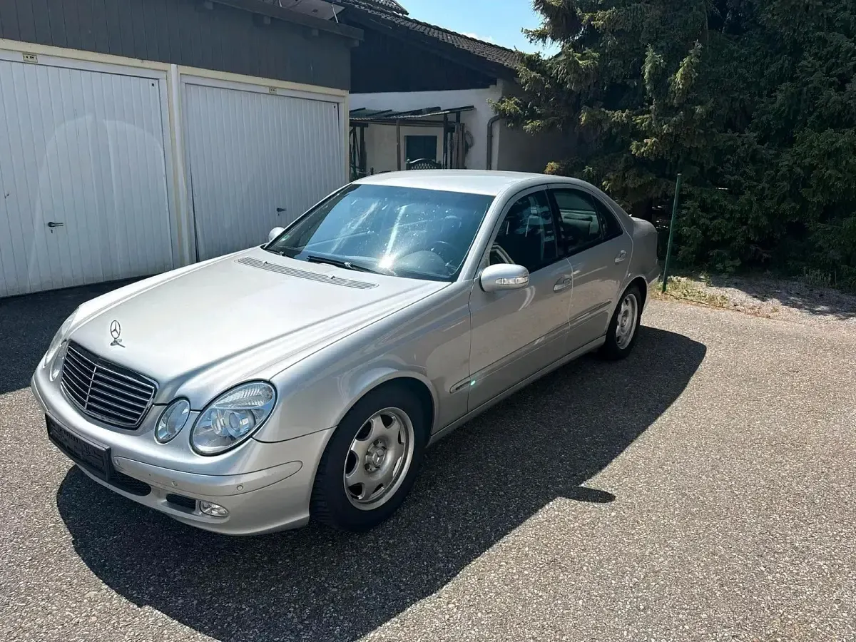 Gebraucht Mercedes E220 150 PS (110 kW) 2004 Silber Limousine