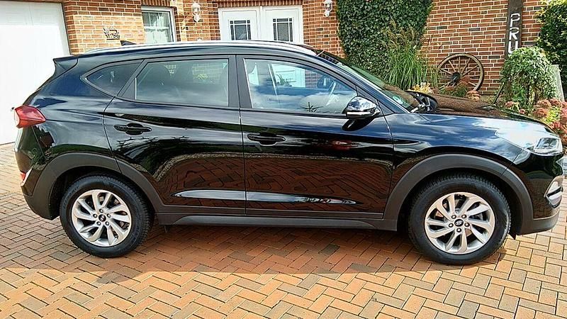 Gebraucht Hyundai Tucson Intro Edition 136 PS (100 kW) 2015 Schwarz SUV