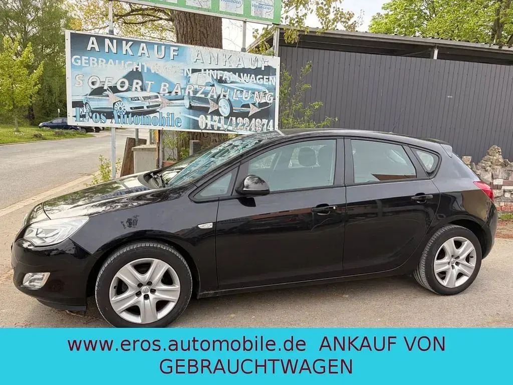 Używany Opel Astra Edition 116 KM (85 kW) 2010 Czarny Sedan/Limuzyna