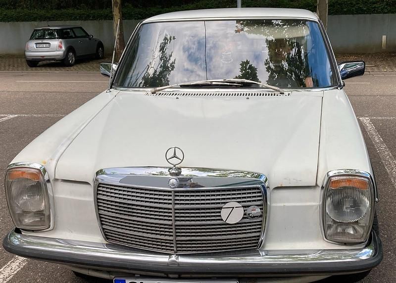 Weiß Gebraucht 1976 Mercedes 200 Limousine | 7.777 € - Bild 1/3