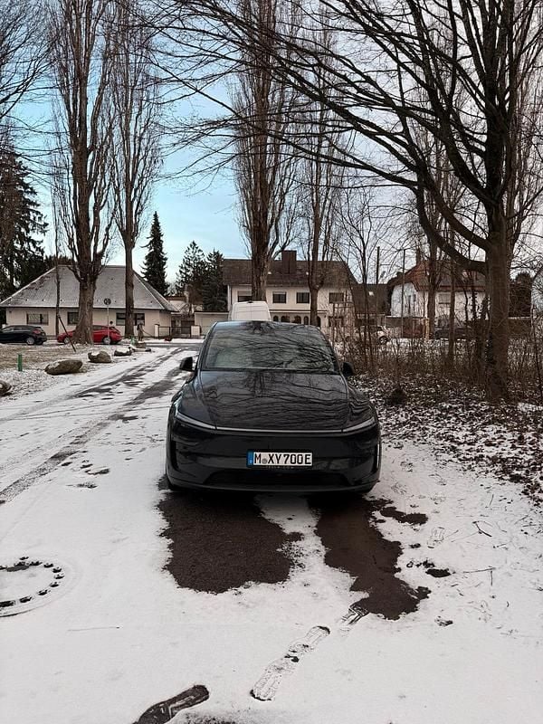 Schwarz Gebraucht 2025 Tesla Model Y SUV | 52.500 € - Bild 1/4