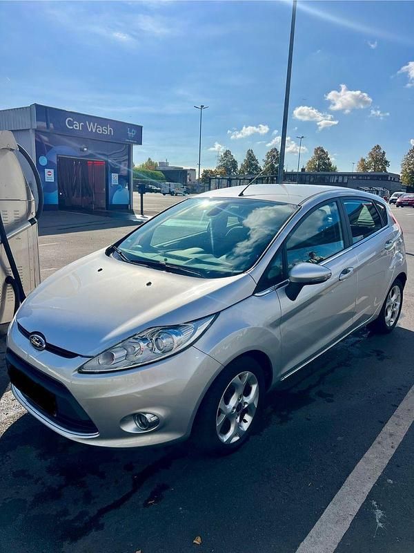 Silber Gebraucht 2010 Ford Fiesta Ambiente Kleinwagen | 3.900 € (Fairer Preis) - Bild 1/4