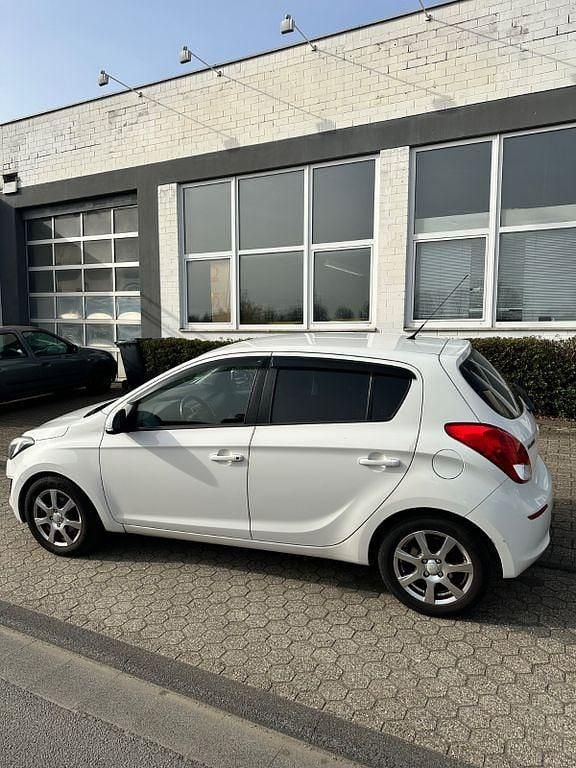 Gebraucht Hyundai i20 Style 101 PS (74 kW) 2012 Weiß Kleinwagen