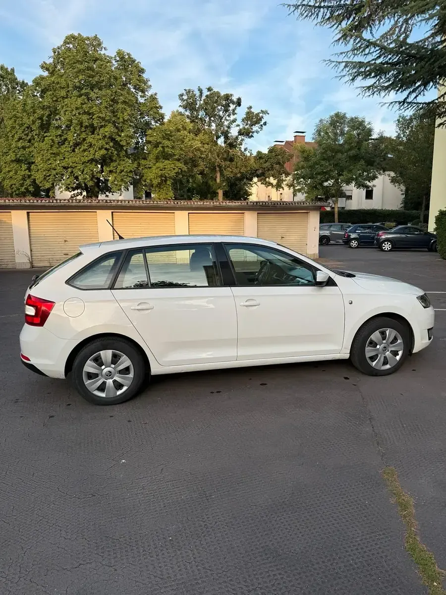 Gebraucht Skoda Rapid 105 PS (77 kW) 2014 Weiß Kleinwagen