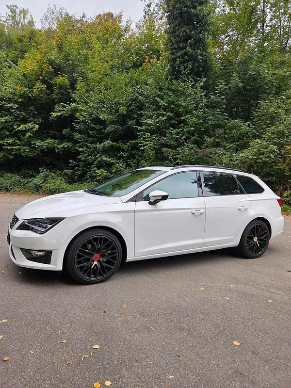 Weiß Gebraucht 2015 Seat Leon ST FR Kombi | 12.400 € (Fairer Preis) - Bild 1/4
