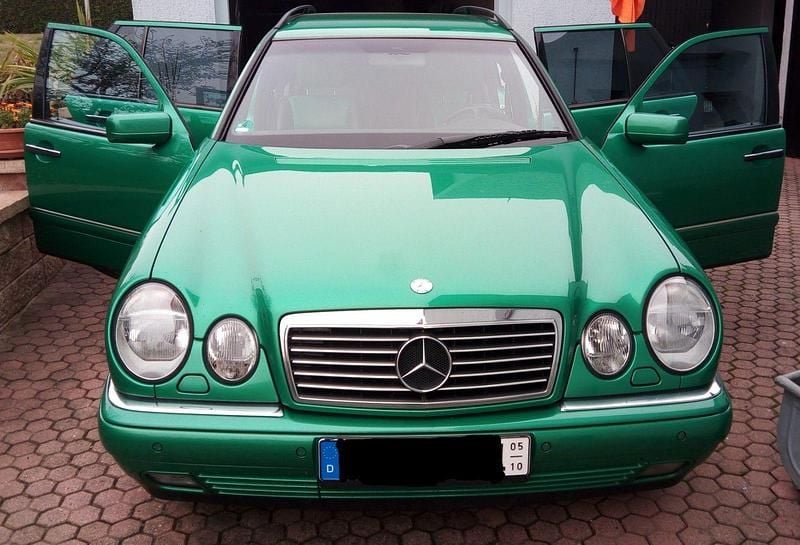 Grün Gebraucht 1999 Mercedes E240 Avantgarde Kombi | 3.300 € (Fairer Preis) - Bild 1/4