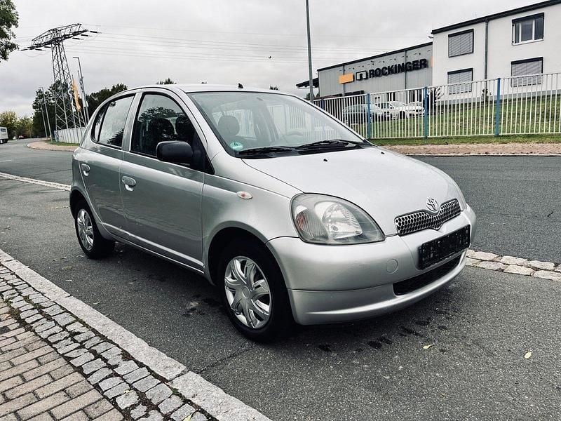 Grau Gebraucht 2001 Toyota Yaris Kleinwagen | 3.000 € (Fairer Preis) - Bild 1/4