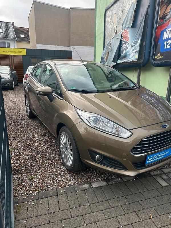 Gebraucht Ford Fiesta Titanium 125 PS (91 kW) 2013 Braun Kleinwagen