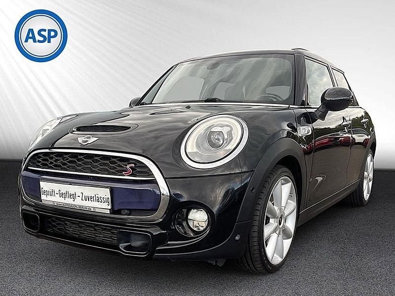 Midnight black metallic Gebraucht 2017 Mini Cooper SD Chili Kleinwagen | 16.890 € (Etwas zu teuer) - Bild 1/4