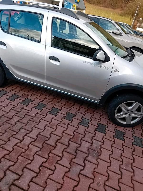 Gebraucht Dacia Sandero 90 PS (66 kW) 2013 Silber Kleinwagen