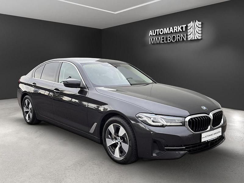 Grau Gebraucht 2023 BMW 530 Sport Line Limousine | 34.790 € (Superpreis) - Bild 1/4