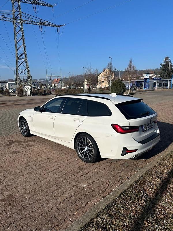 Gebraucht BMW 330e Sport Line 292 PS (214 kW) 2021 Weiß Kombi