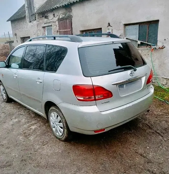 Gebraucht Toyota Avensis Verso 116 PS (85 kW) 2005 Silber Van / Kleinbus