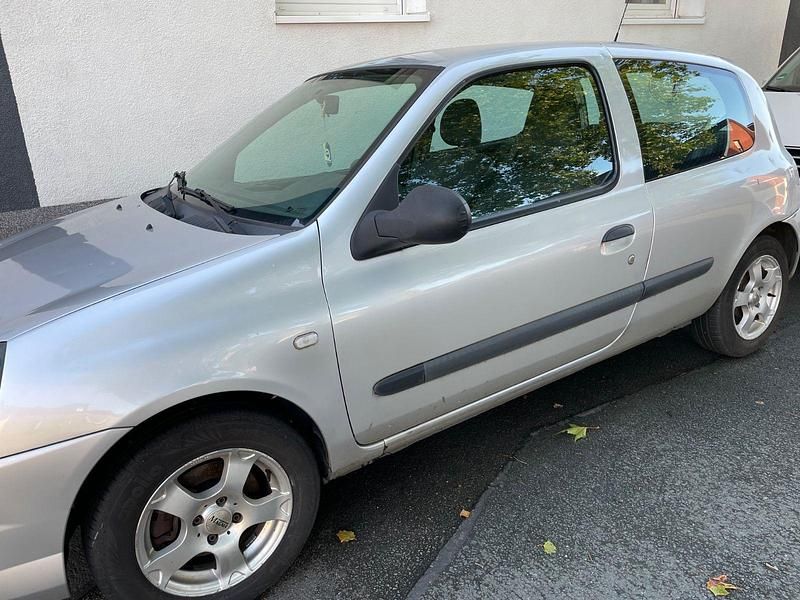 Grau Gebraucht 2009 Renault Clio II Campus Limousine | 1.200 € (Guter Preis) - Bild 1/4