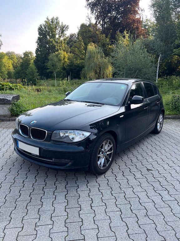 Schwarz Gebraucht 2011 BMW 116 Kleinwagen | 5.149 € (Fairer Preis) - Bild 1/4