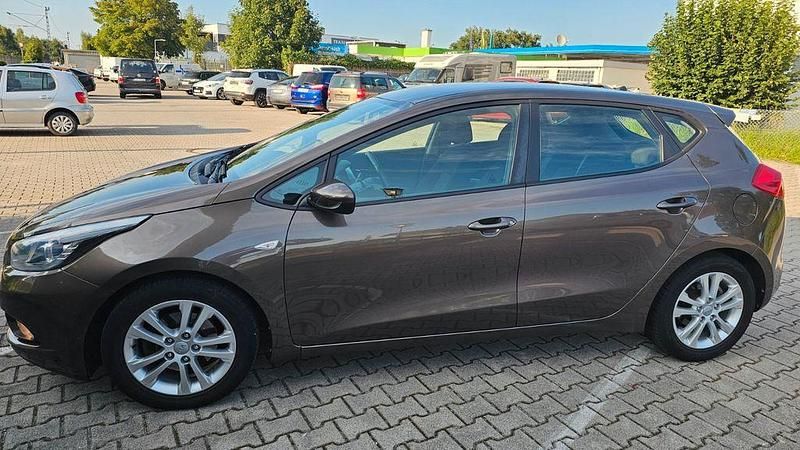 Gebraucht Kia Ceed Edition 7 99 PS (72 kW) 2012 Beige Kleinwagen