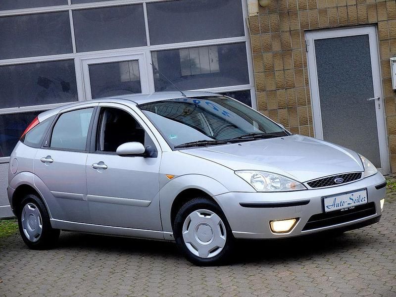Silber Gebraucht 2003 Ford Focus Ghia Limousine | 3.990 € - Bild 1/4
