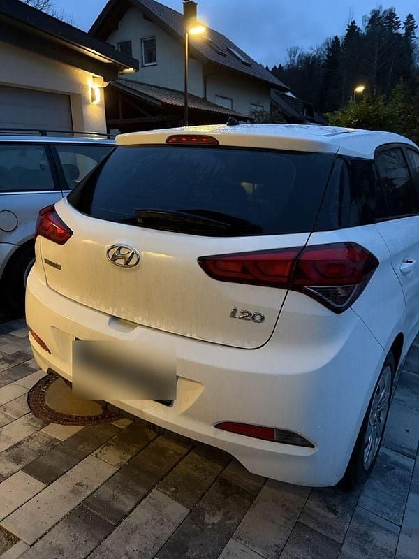Gebraucht Hyundai i20 75 PS (55 kW) 2016 Weiß Kleinwagen