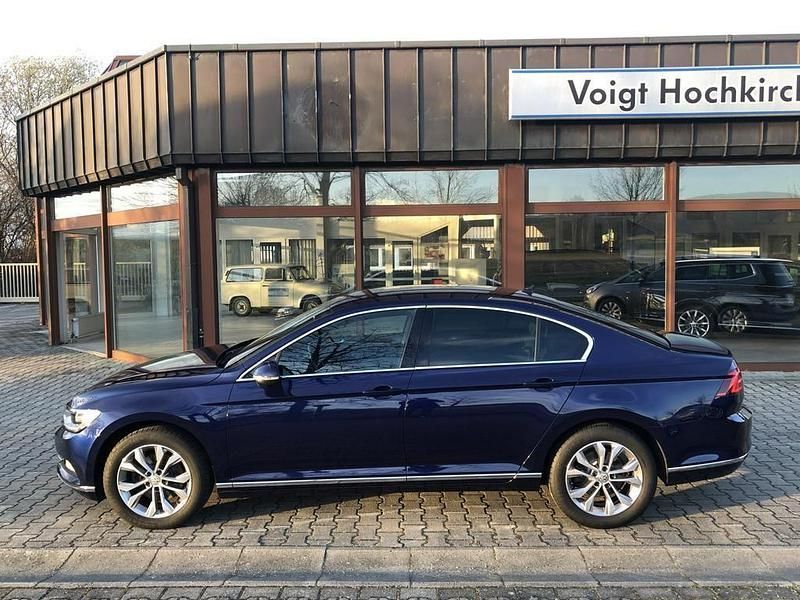 Gebraucht VW Passat Highline 150 PS (110 kW) 2019 Atlantik blue metallic Limousine